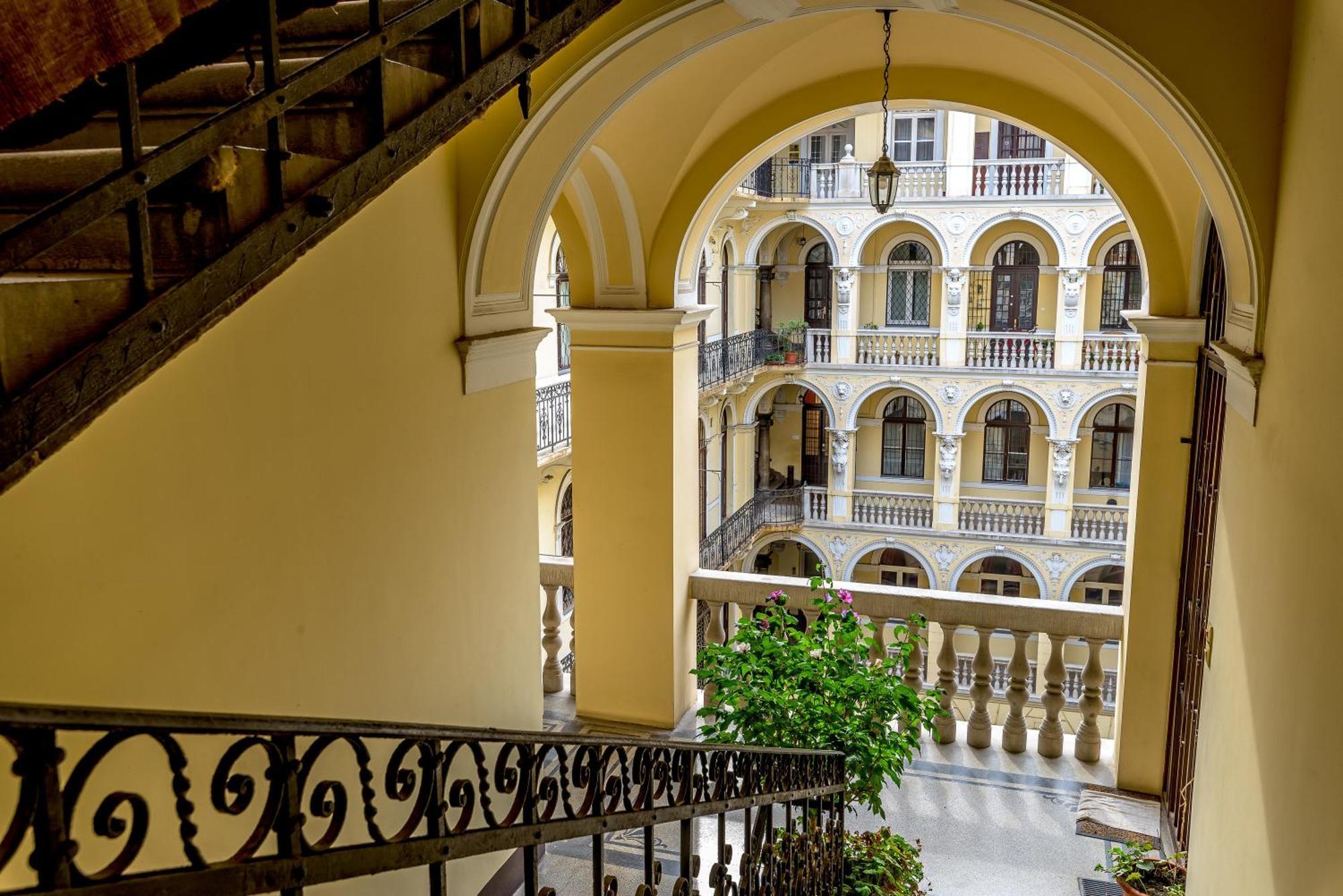 4 Bedrooms 4 Bathrooms Luxury In Centre Budapest